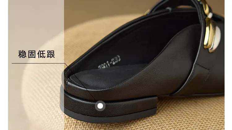 One pair of 2.5cm low-heeled, stylish flat sandals with gold and silver buckles, made of soft top-grain cowhide and lined with sheepskin.