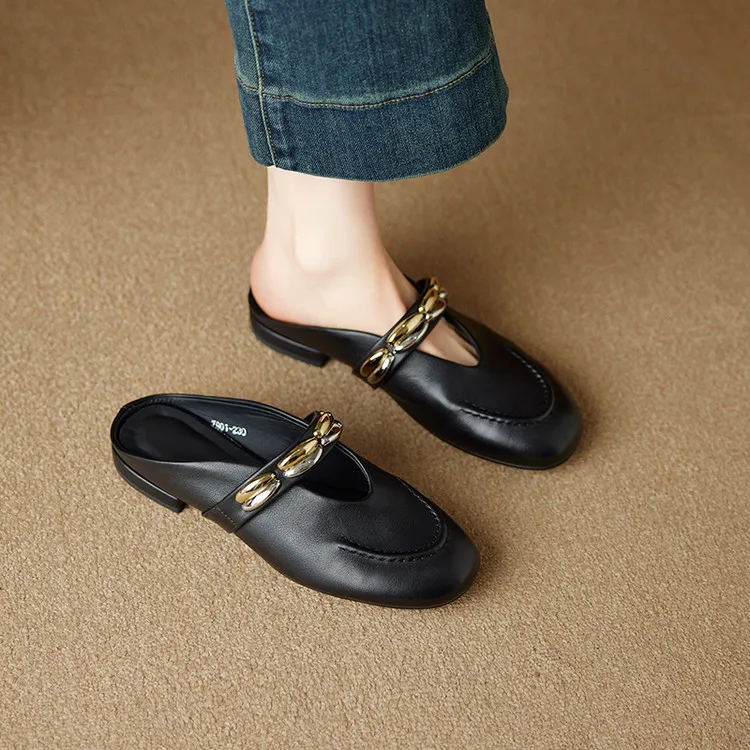 One pair of 2.5cm low-heeled, stylish flat sandals with gold and silver buckles, made of soft top-grain cowhide and lined with sheepskin.