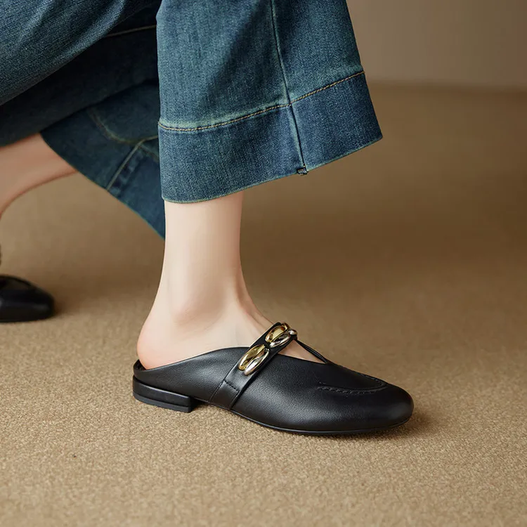 One pair of 2.5cm low-heeled, stylish flat sandals with gold and silver buckles, made of soft top-grain cowhide and lined with sheepskin.