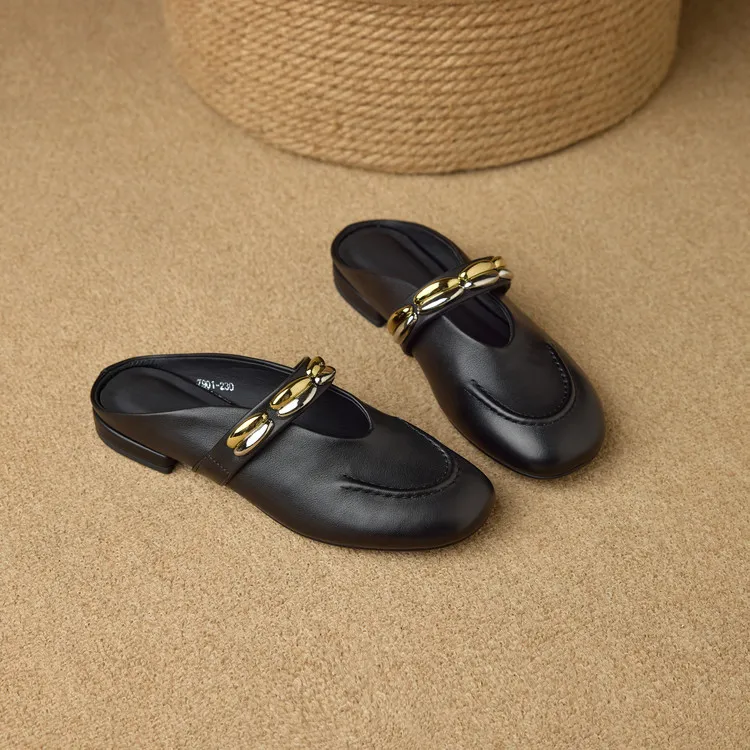 One pair of 2.5cm low-heeled, stylish flat sandals with gold and silver buckles, made of soft top-grain cowhide and lined with sheepskin.