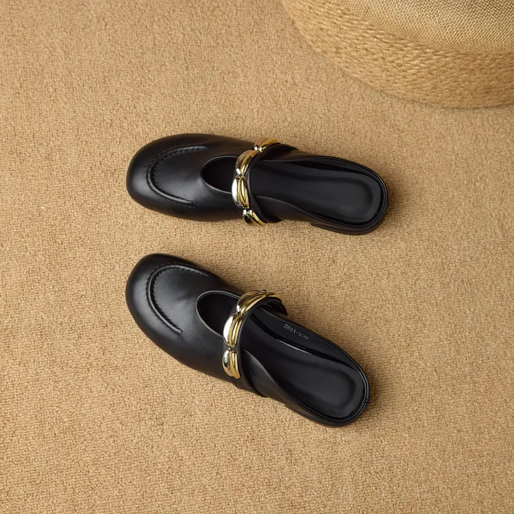 One pair of 2.5cm low-heeled, stylish flat sandals with gold and silver buckles, made of soft top-grain cowhide and lined with sheepskin.