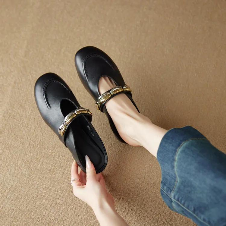 One pair of 2.5cm low-heeled, stylish flat sandals with gold and silver buckles, made of soft top-grain cowhide and lined with sheepskin.