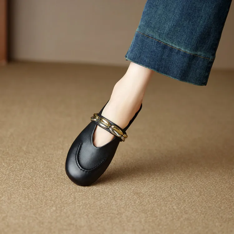 One pair of 2.5cm low-heeled, stylish flat sandals with gold and silver buckles, made of soft top-grain cowhide and lined with sheepskin.