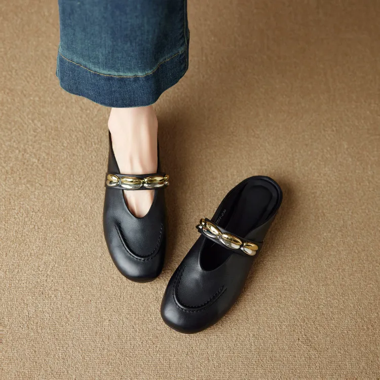 One pair of 2.5cm low-heeled, stylish flat sandals with gold and silver buckles, made of soft top-grain cowhide and lined with sheepskin.
