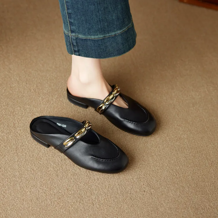 One pair of 2.5cm low-heeled, stylish flat sandals with gold and silver buckles, made of soft top-grain cowhide and lined with sheepskin.
