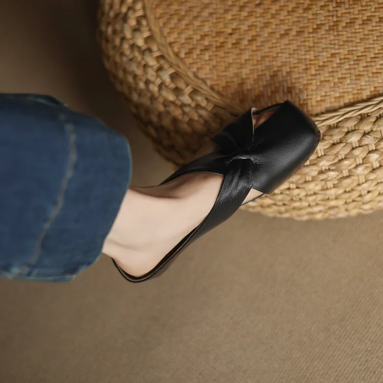 A pair of square-toe slippers, fashionable spring/summer style, made of sheepskin, half-length slippers, comfortable and soft, closed-toe women's shoes.