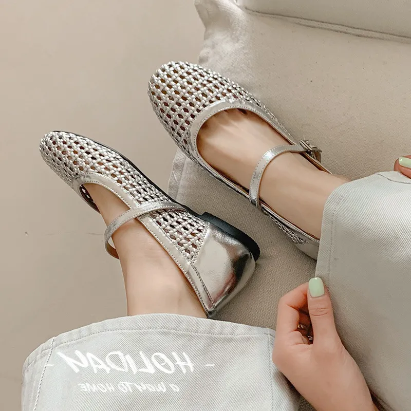 A pair of exquisitely designed French-style flat, breathable, openwork Mary Jane shoes with a comfortable soft sole and a single strap.
