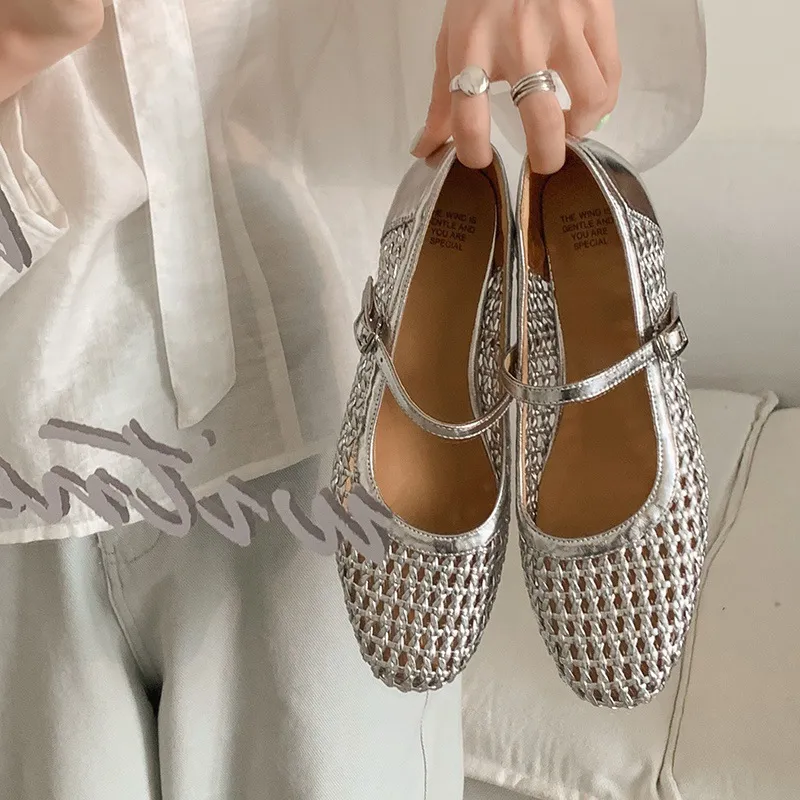 A pair of exquisitely designed French-style flat, breathable, openwork Mary Jane shoes with a comfortable soft sole and a single strap.