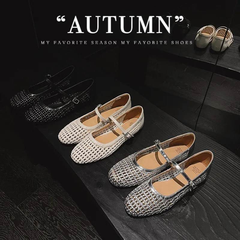 A pair of exquisitely designed French-style flat, breathable, openwork Mary Jane shoes with a comfortable soft sole and a single strap.