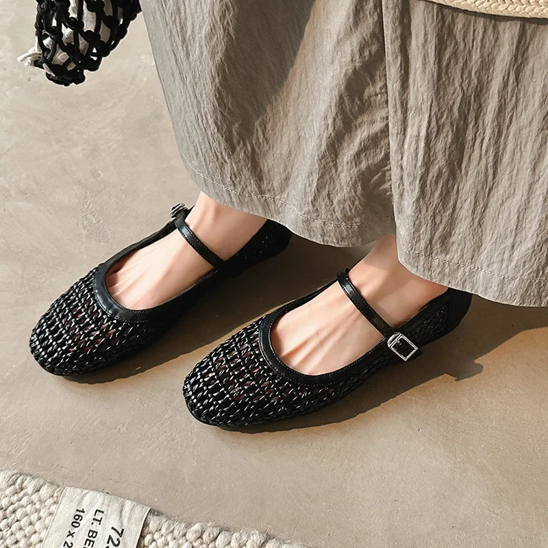 A pair of exquisitely designed French-style flat, breathable, openwork Mary Jane shoes with a comfortable soft sole and a single strap.