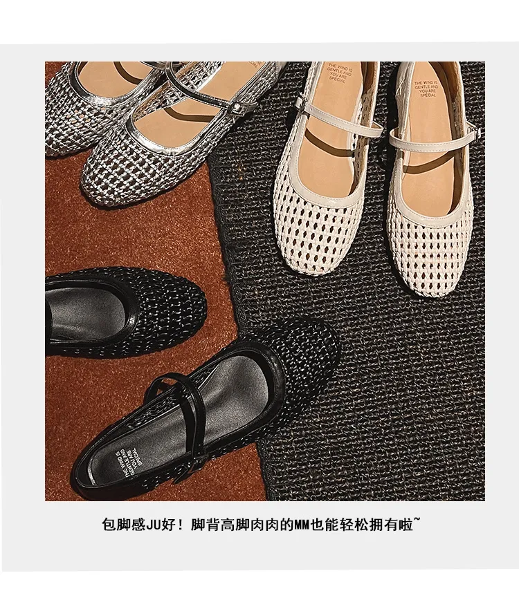 A pair of exquisitely designed French-style flat, breathable, openwork Mary Jane shoes with a comfortable soft sole and a single strap.