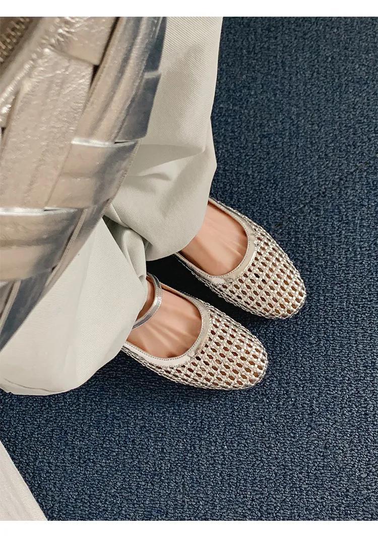 A pair of exquisitely designed French-style flat, breathable, openwork Mary Jane shoes with a comfortable soft sole and a single strap.