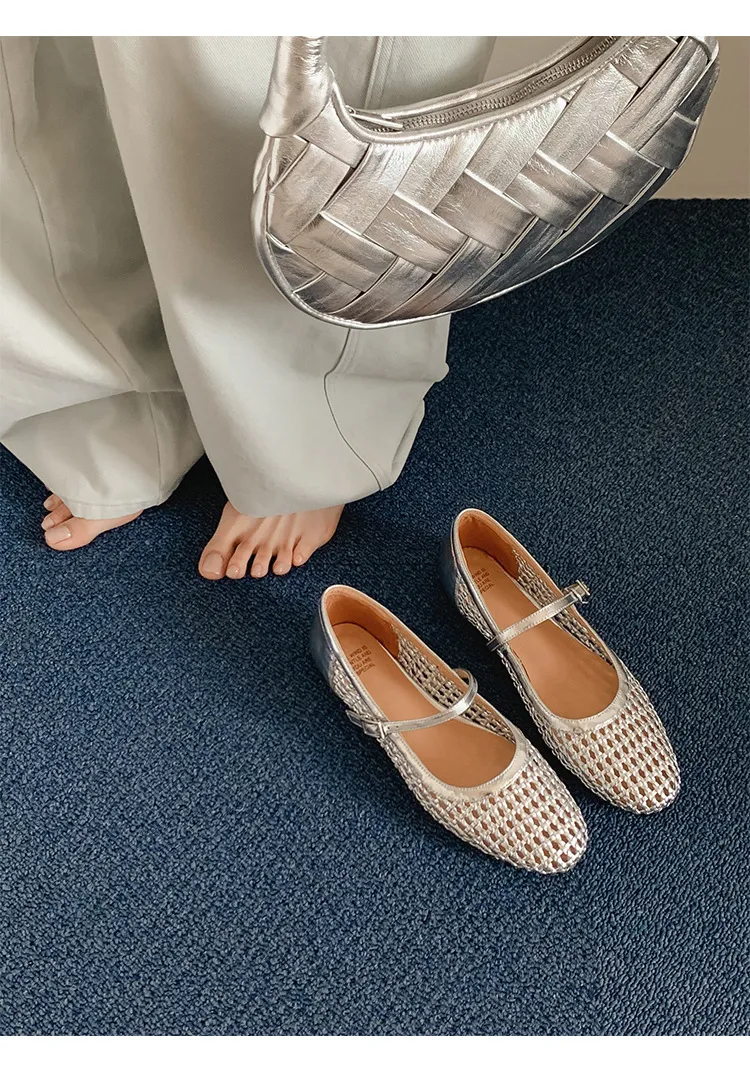 A pair of exquisitely designed French-style flat, breathable, openwork Mary Jane shoes with a comfortable soft sole and a single strap.