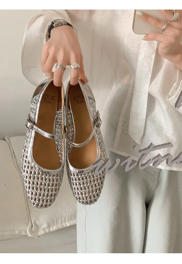 A pair of exquisitely designed French-style flat, breathable, openwork Mary Jane shoes with a comfortable soft sole and a single strap.