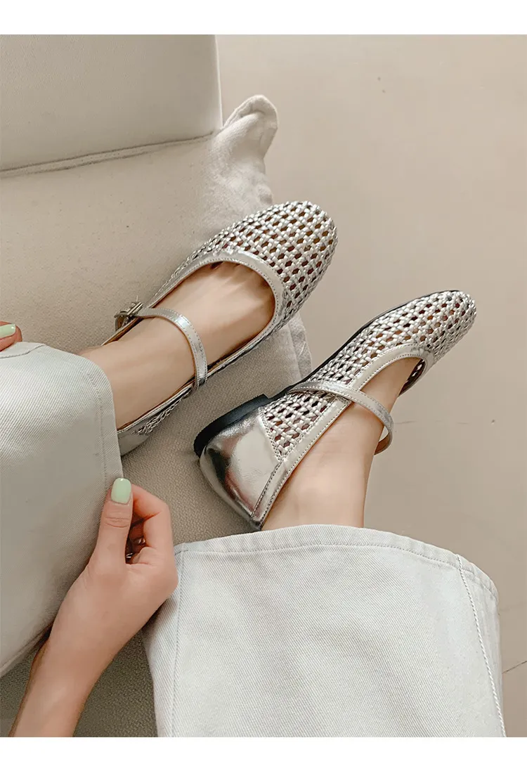 A pair of exquisitely designed French-style flat, breathable, openwork Mary Jane shoes with a comfortable soft sole and a single strap.