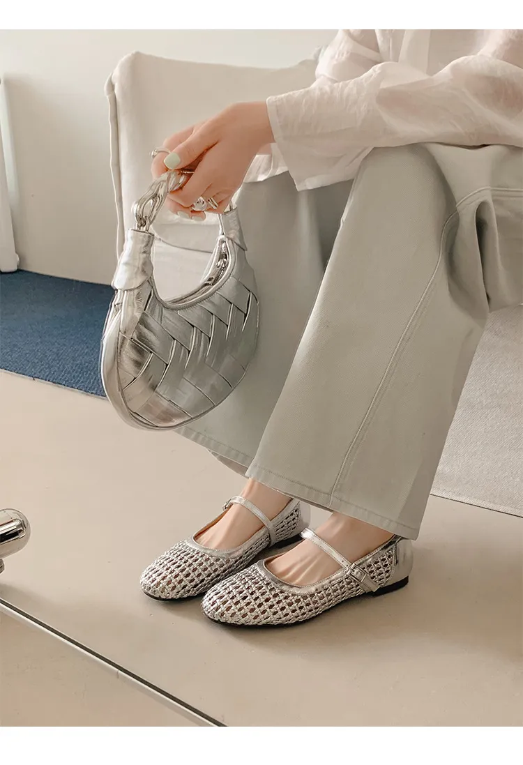 A pair of exquisitely designed French-style flat, breathable, openwork Mary Jane shoes with a comfortable soft sole and a single strap.