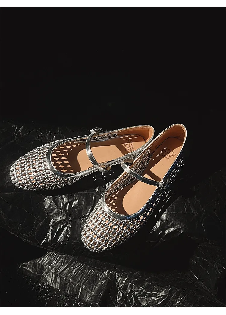 A pair of exquisitely designed French-style flat, breathable, openwork Mary Jane shoes with a comfortable soft sole and a single strap.