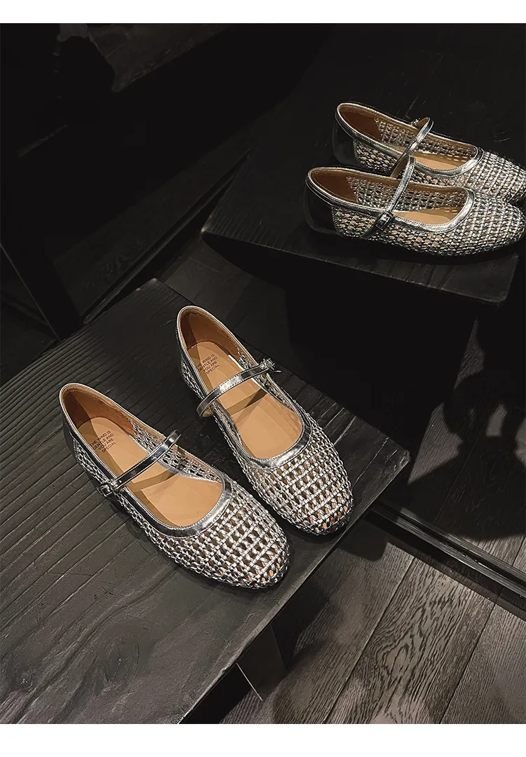 A pair of exquisitely designed French-style flat, breathable, openwork Mary Jane shoes with a comfortable soft sole and a single strap.