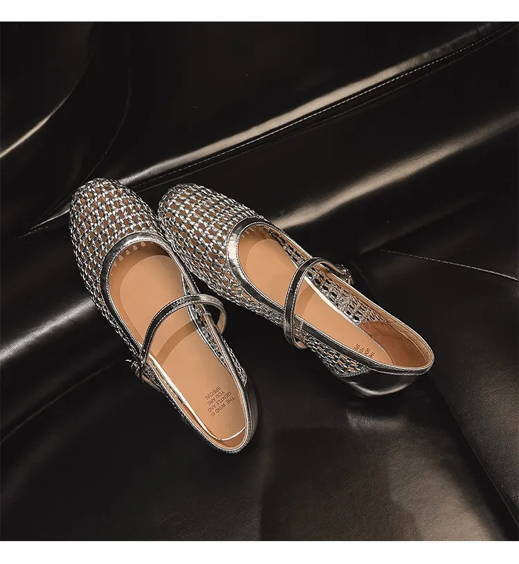 A pair of exquisitely designed French-style flat, breathable, openwork Mary Jane shoes with a comfortable soft sole and a single strap.