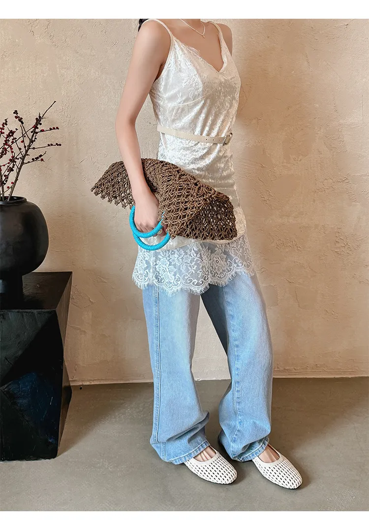 A pair of exquisitely designed French-style flat, breathable, openwork Mary Jane shoes with a comfortable soft sole and a single strap.