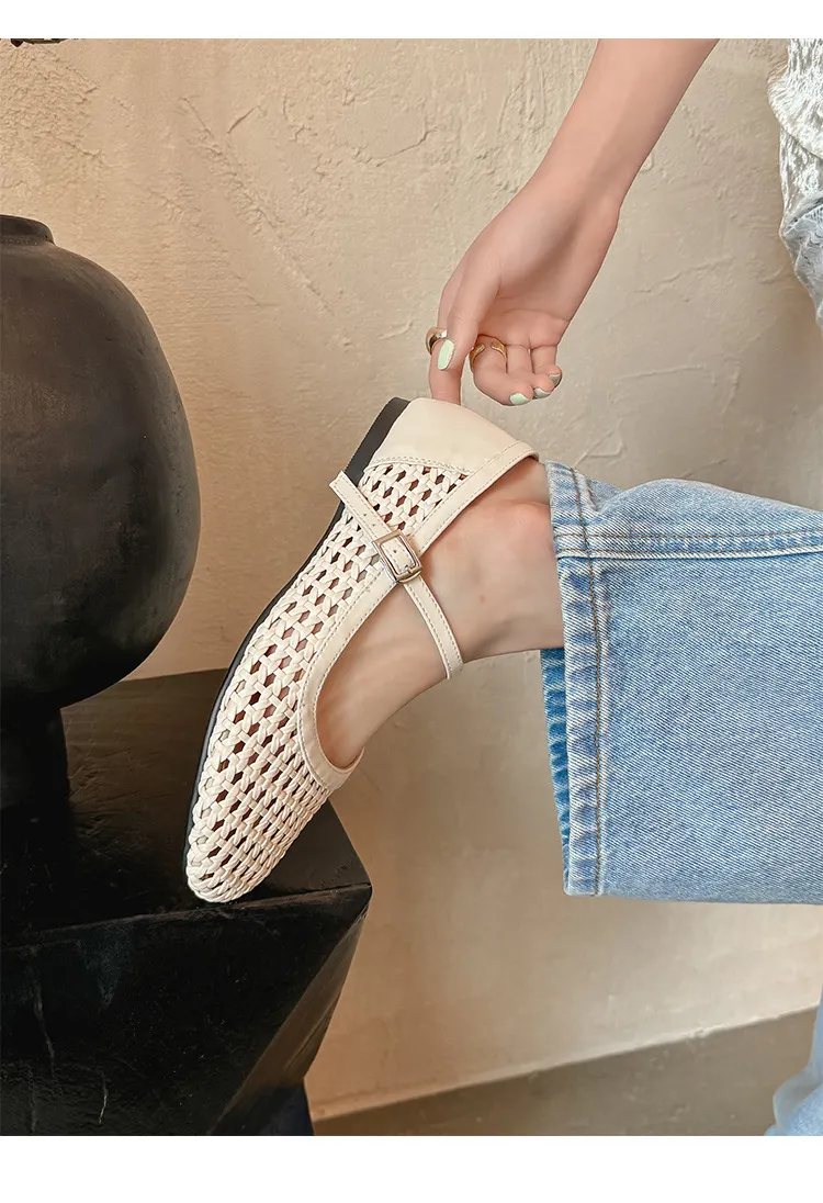 A pair of exquisitely designed French-style flat, breathable, openwork Mary Jane shoes with a comfortable soft sole and a single strap.