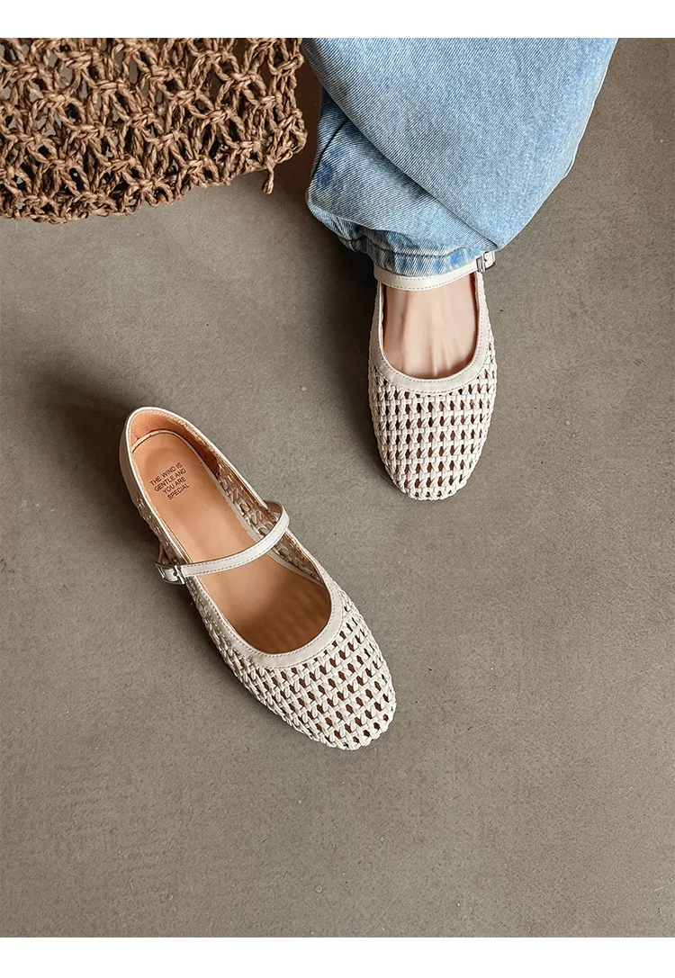 A pair of exquisitely designed French-style flat, breathable, openwork Mary Jane shoes with a comfortable soft sole and a single strap.