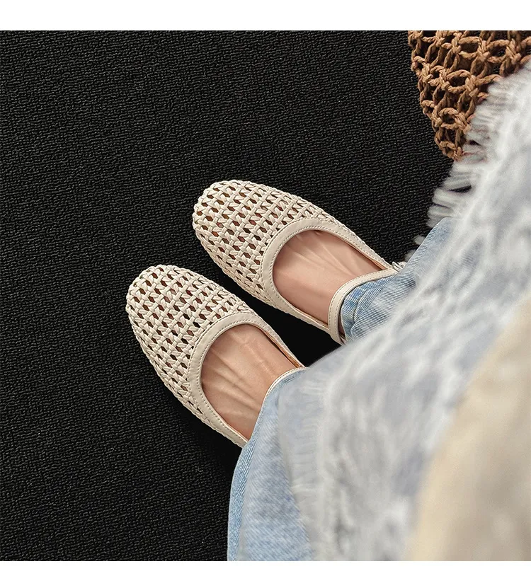 A pair of exquisitely designed French-style flat, breathable, openwork Mary Jane shoes with a comfortable soft sole and a single strap.