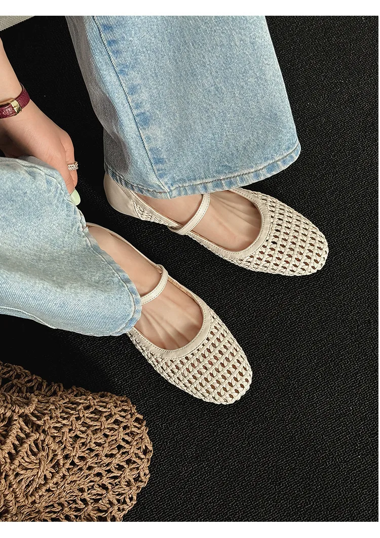 A pair of exquisitely designed French-style flat, breathable, openwork Mary Jane shoes with a comfortable soft sole and a single strap.