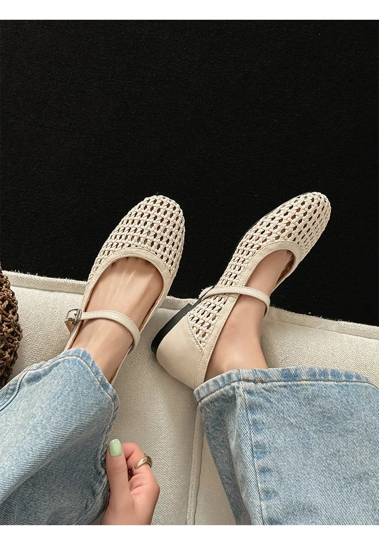 A pair of exquisitely designed French-style flat, breathable, openwork Mary Jane shoes with a comfortable soft sole and a single strap.
