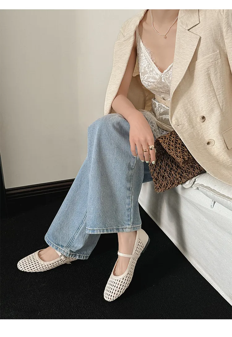 A pair of exquisitely designed French-style flat, breathable, openwork Mary Jane shoes with a comfortable soft sole and a single strap.