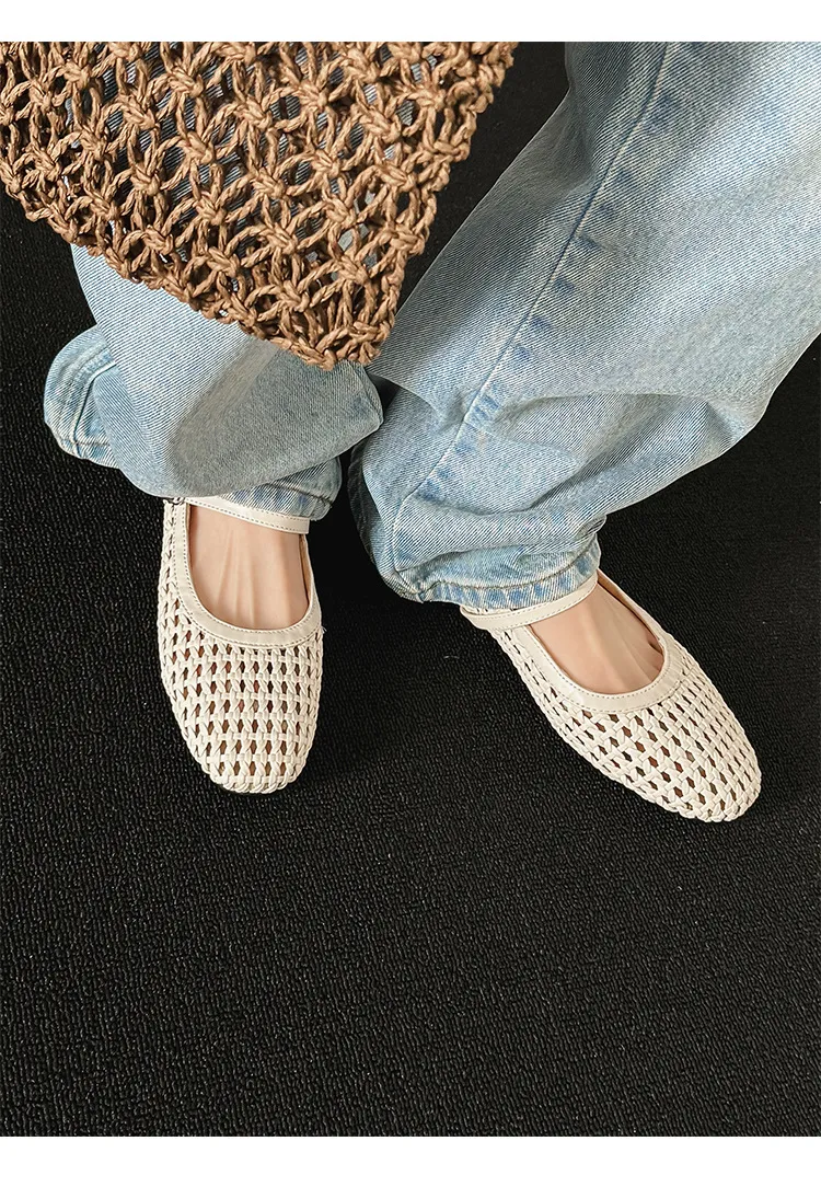 A pair of exquisitely designed French-style flat, breathable, openwork Mary Jane shoes with a comfortable soft sole and a single strap.