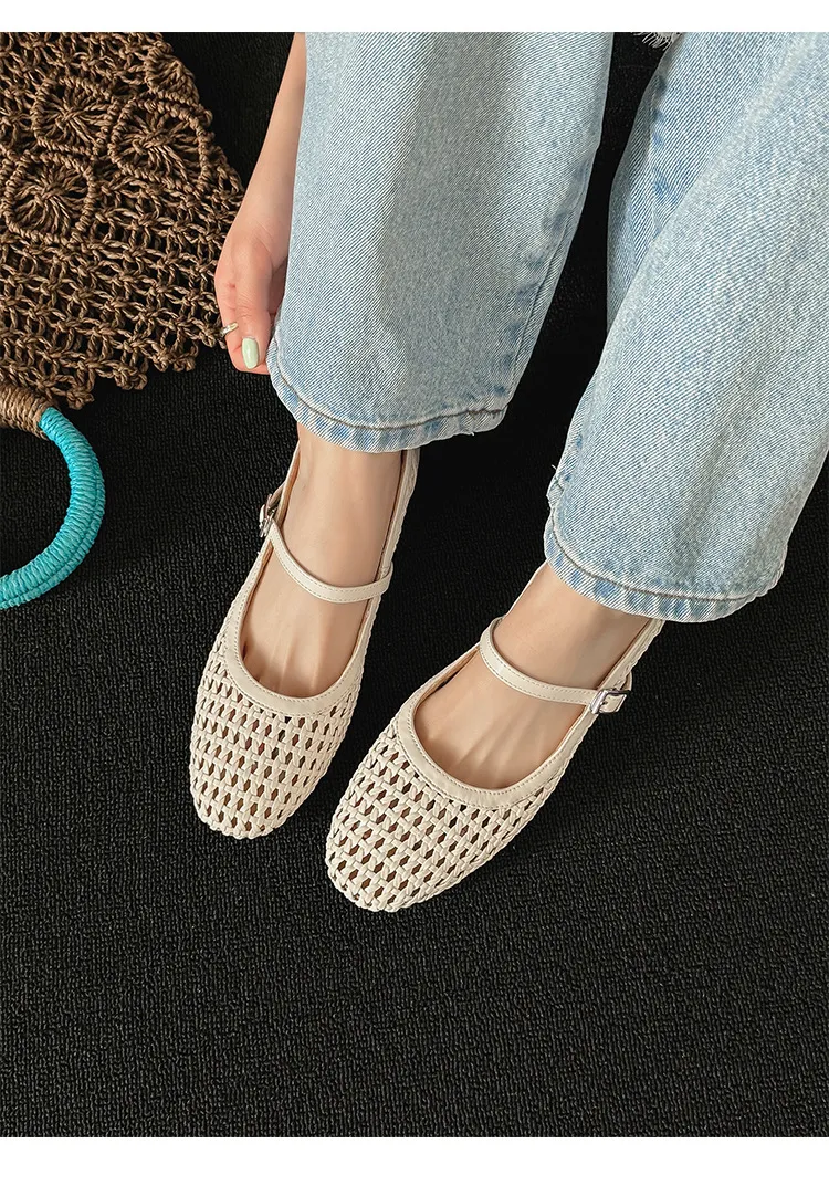 A pair of exquisitely designed French-style flat, breathable, openwork Mary Jane shoes with a comfortable soft sole and a single strap.