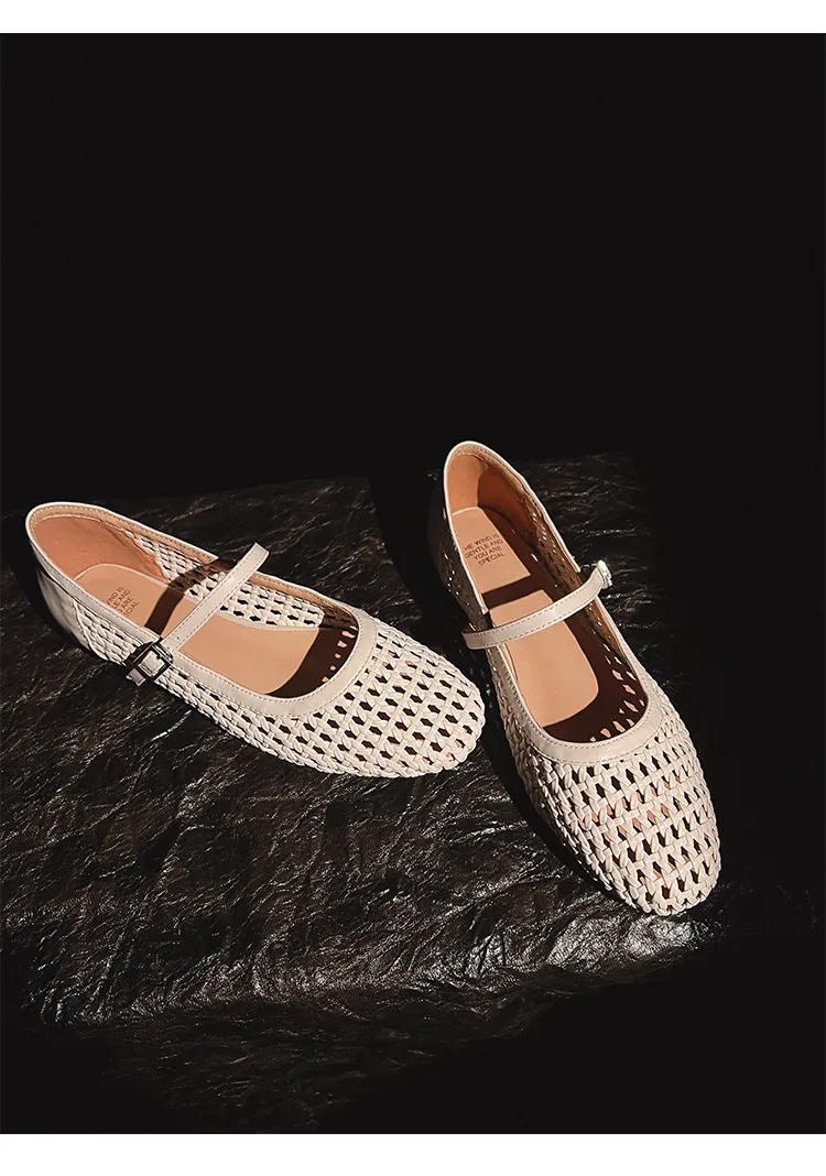 A pair of exquisitely designed French-style flat, breathable, openwork Mary Jane shoes with a comfortable soft sole and a single strap.