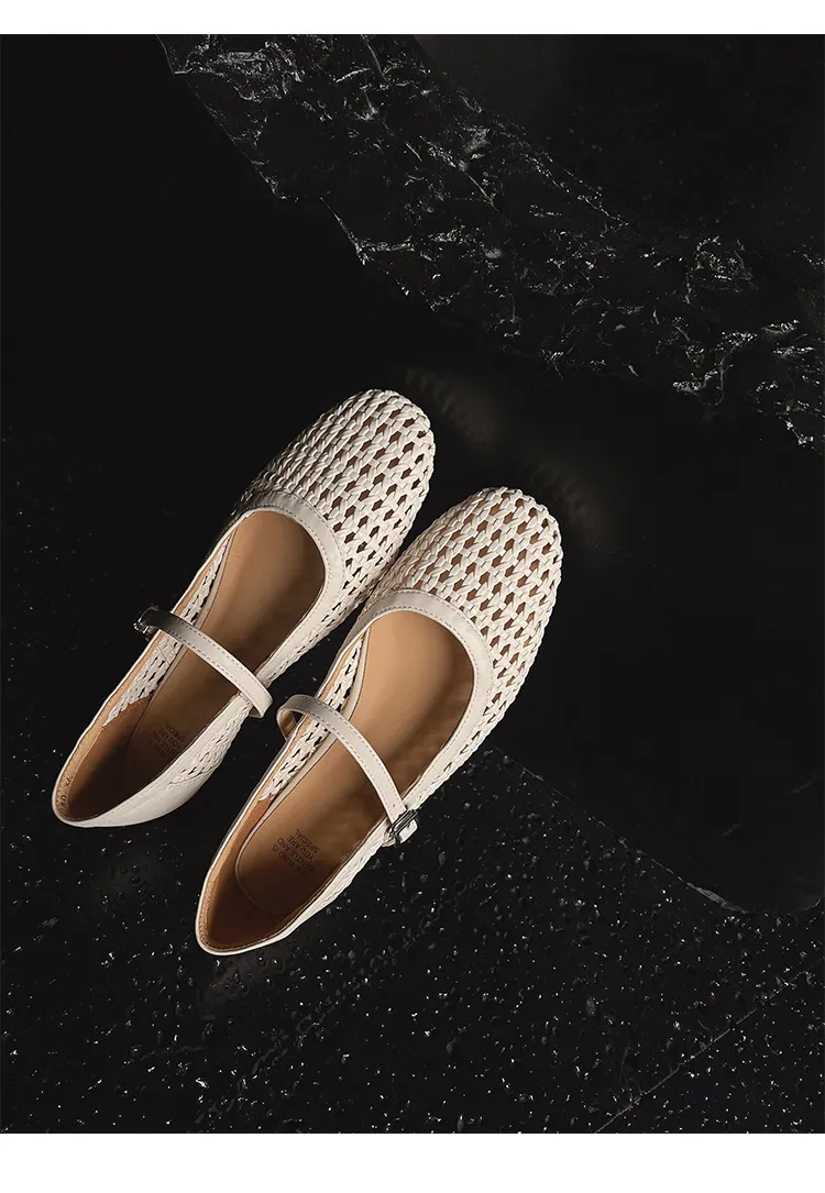 A pair of exquisitely designed French-style flat, breathable, openwork Mary Jane shoes with a comfortable soft sole and a single strap.