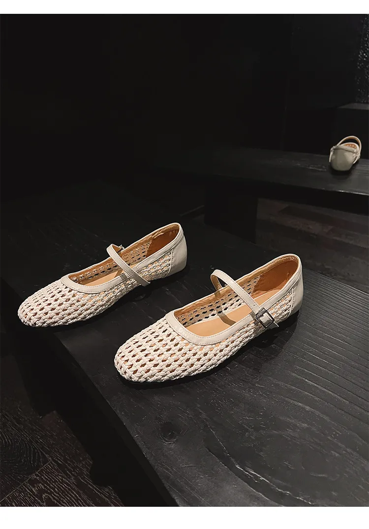 A pair of exquisitely designed French-style flat, breathable, openwork Mary Jane shoes with a comfortable soft sole and a single strap.