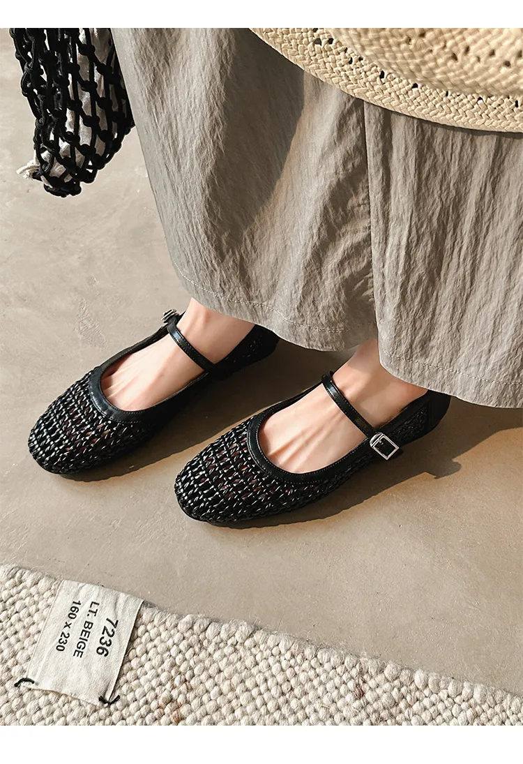 A pair of exquisitely designed French-style flat, breathable, openwork Mary Jane shoes with a comfortable soft sole and a single strap.