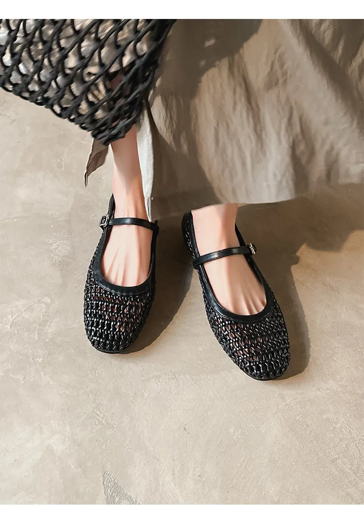 A pair of exquisitely designed French-style flat, breathable, openwork Mary Jane shoes with a comfortable soft sole and a single strap.