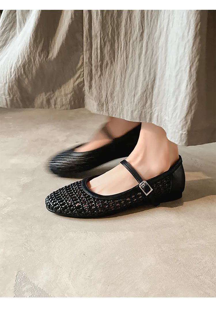 A pair of exquisitely designed French-style flat, breathable, openwork Mary Jane shoes with a comfortable soft sole and a single strap.