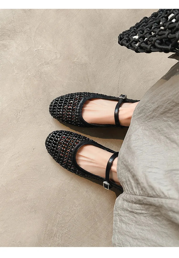 A pair of exquisitely designed French-style flat, breathable, openwork Mary Jane shoes with a comfortable soft sole and a single strap.