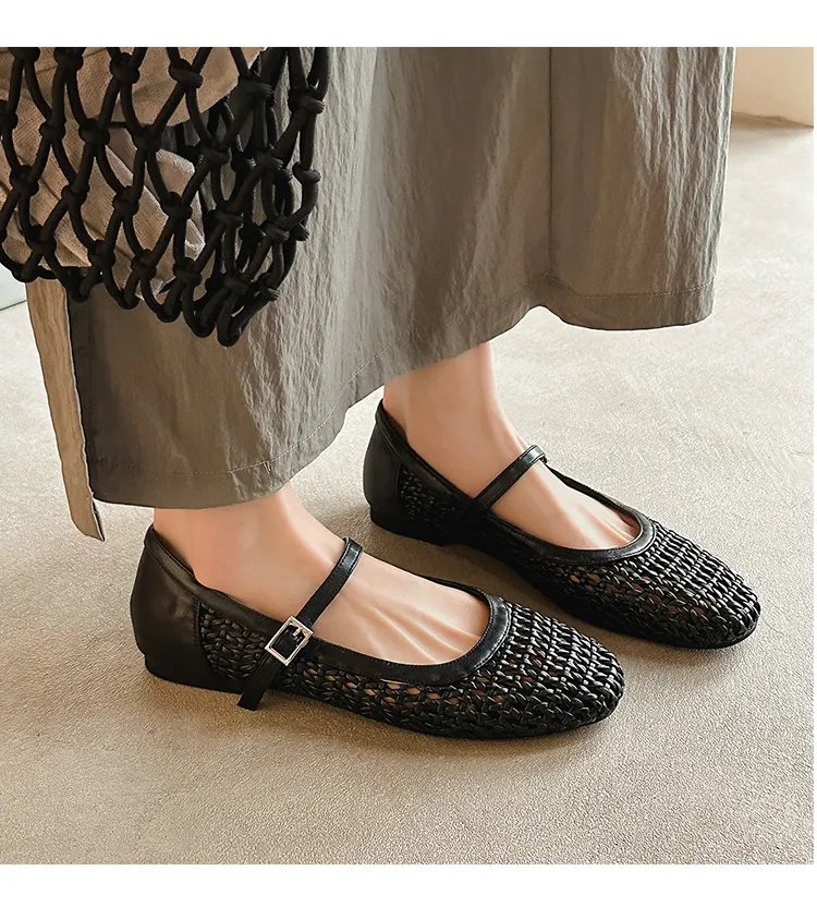 A pair of exquisitely designed French-style flat, breathable, openwork Mary Jane shoes with a comfortable soft sole and a single strap.
