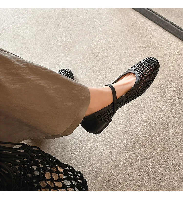 A pair of exquisitely designed French-style flat, breathable, openwork Mary Jane shoes with a comfortable soft sole and a single strap.