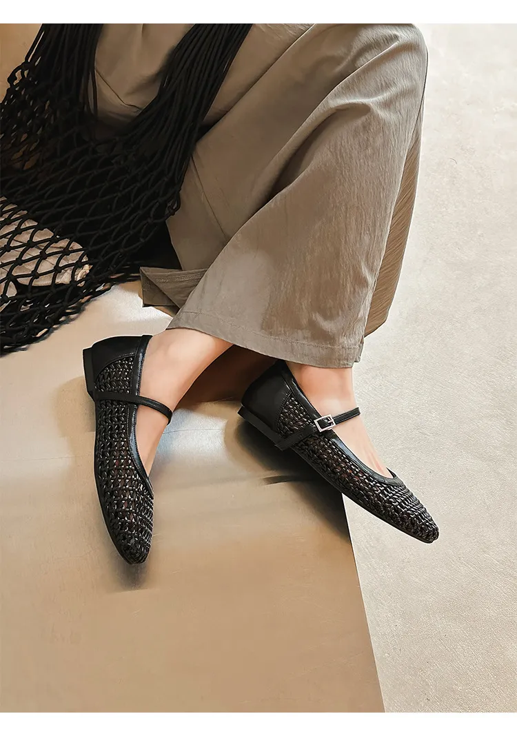 A pair of exquisitely designed French-style flat, breathable, openwork Mary Jane shoes with a comfortable soft sole and a single strap.