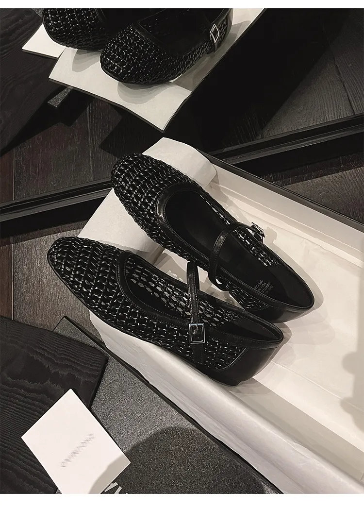 A pair of exquisitely designed French-style flat, breathable, openwork Mary Jane shoes with a comfortable soft sole and a single strap.