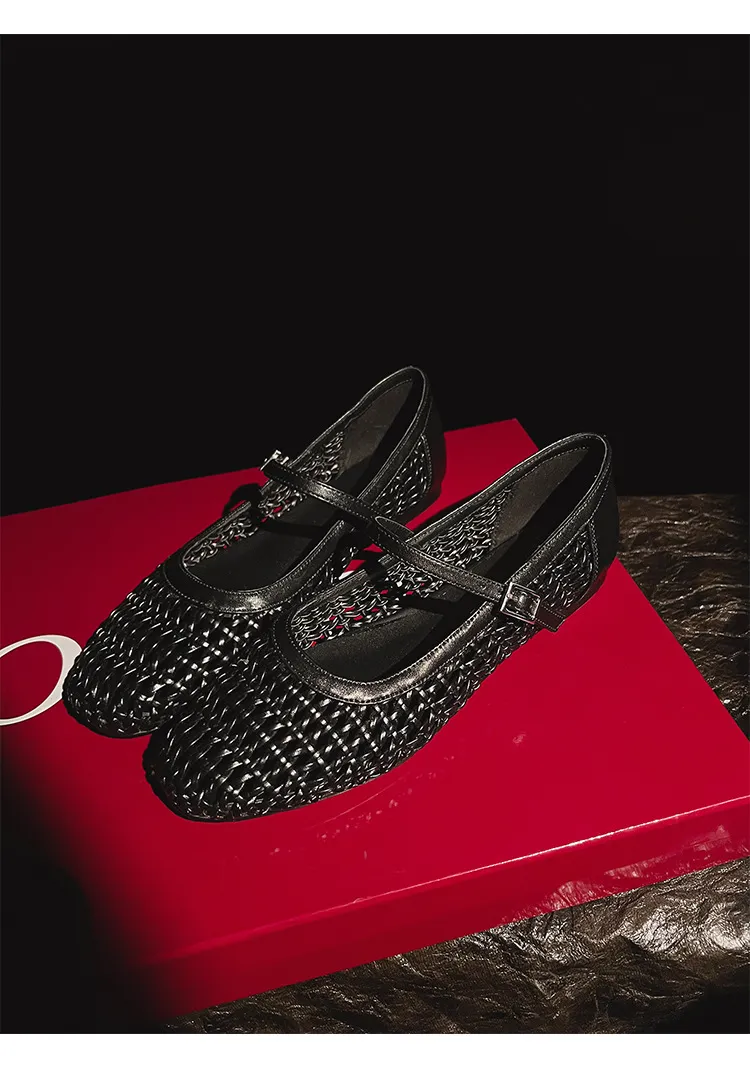A pair of exquisitely designed French-style flat, breathable, openwork Mary Jane shoes with a comfortable soft sole and a single strap.