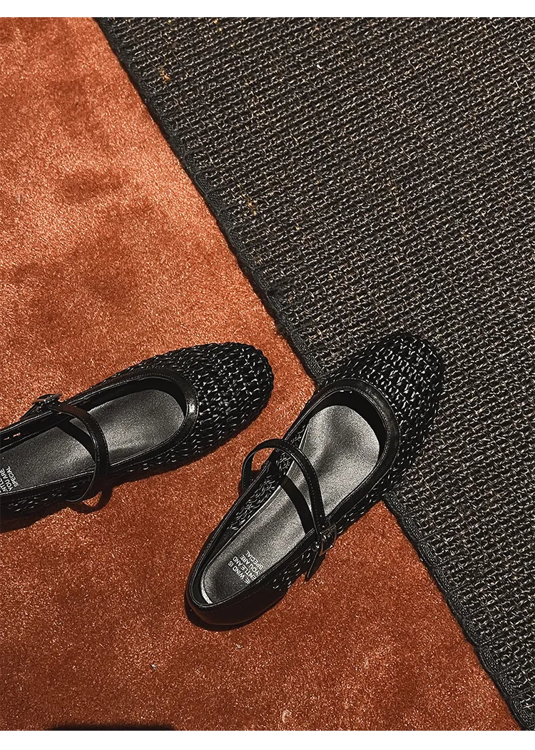 A pair of exquisitely designed French-style flat, breathable, openwork Mary Jane shoes with a comfortable soft sole and a single strap.