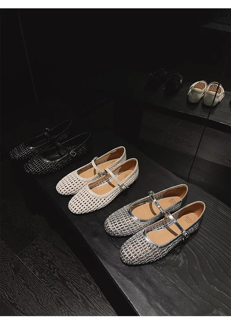 A pair of exquisitely designed French-style flat, breathable, openwork Mary Jane shoes with a comfortable soft sole and a single strap.