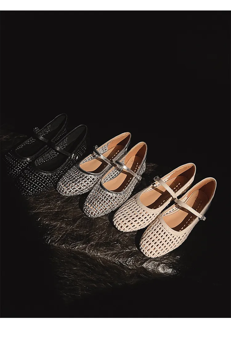 A pair of exquisitely designed French-style flat, breathable, openwork Mary Jane shoes with a comfortable soft sole and a single strap.