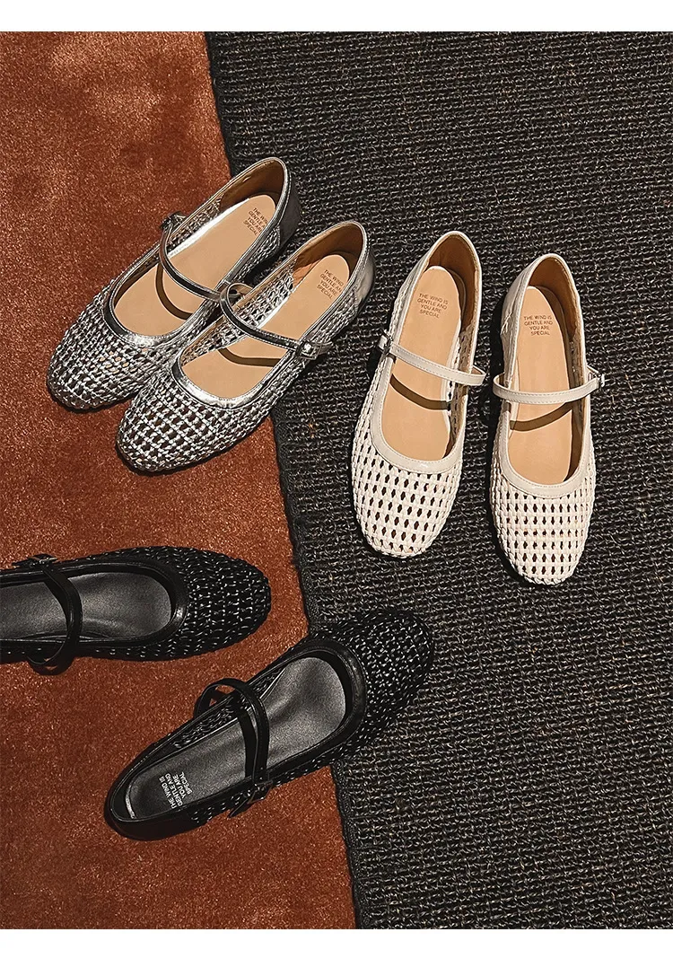 A pair of exquisitely designed French-style flat, breathable, openwork Mary Jane shoes with a comfortable soft sole and a single strap.