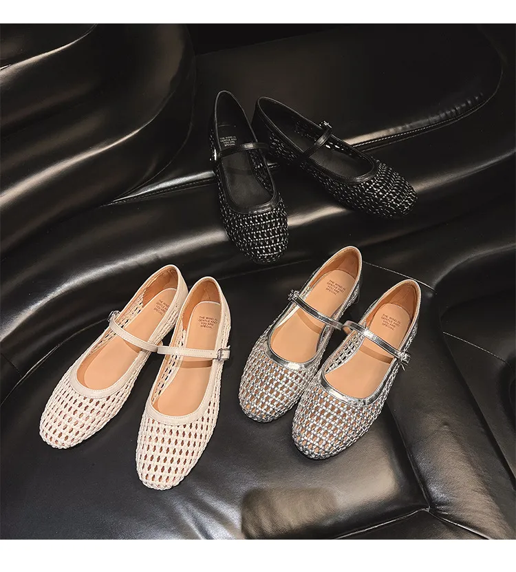 A pair of exquisitely designed French-style flat, breathable, openwork Mary Jane shoes with a comfortable soft sole and a single strap.