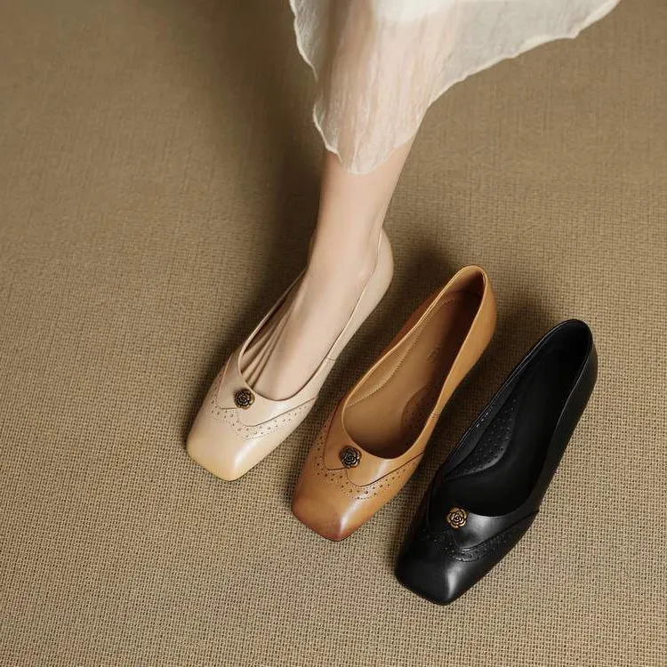 A pair of French-style camellia-patterned low-heeled flat shoes for women, 2.5cm, with brogue detailing.